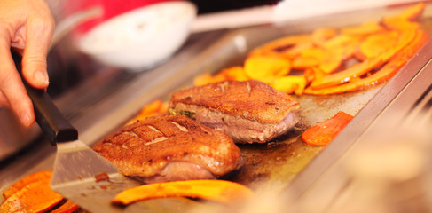 Koch bereitet Fleisch zu