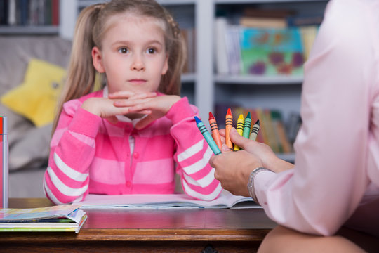 Child chooses the color pencils