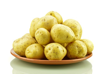 Surowe ziemniaki na talerzu