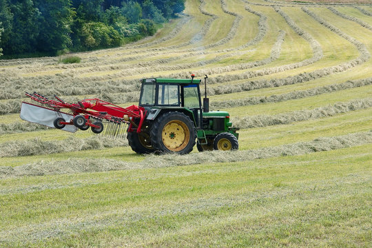 fanaison avec tracteur agricole
