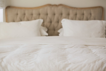 Fototapeta na wymiar Puste łóżko z białą kołdrą