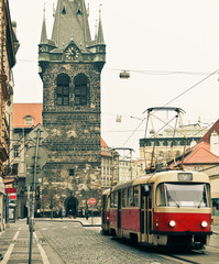 Obraz na płótnie Canvas Tramwaj na starej ulicy w Pradze