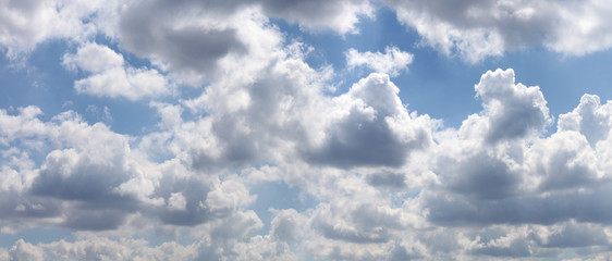 Naklejka premium Błękitne niebo z szarymi chmurami