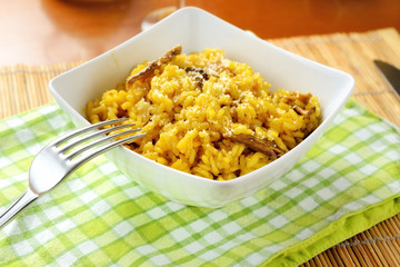 Risotto giallo con i funghi