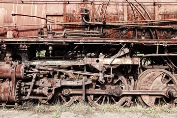 Fototapeta na wymiar Opuszczony pociąg parowy na cmentarzu kolejowego w Polsce