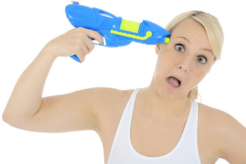 Frau in Badeanzug mit Wasserpistole