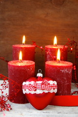vier rote Adventskerzen