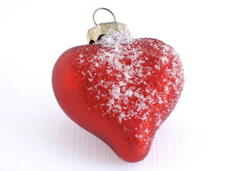 Chrirstbaumschmuck rotes Herz mit Schnee