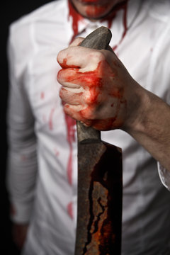 Mann hält blutiges Messer in der Hand