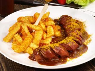 Currywurst mit Pommes Frites