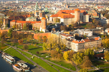 Fototapeta na wymiar Widok z lotu ptaka Zamek Królewski na Wawelu z parku i Wisły