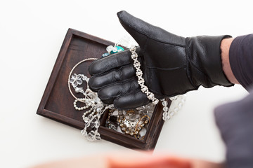 Stealing jewellery