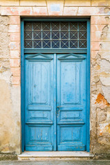 Fototapeta na wymiar Stare rustykalne drewniane drzwi pomalowane na niebiesko