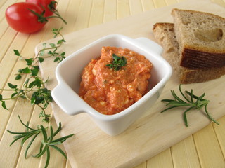 Aufstrich mit Fetakäse, Tomaten und Pizzakräutern