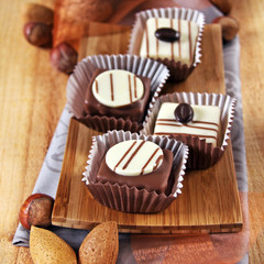 schokoladen petit fours in herbstdeko