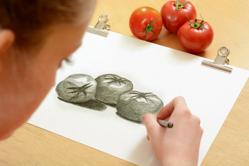 Schülerin malt Tomaten-Arrangement