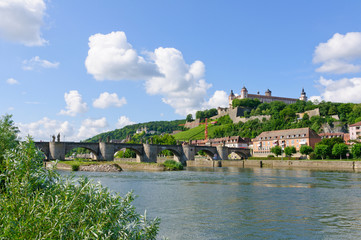 Fototapeta na wymiar Marienberg twierdzy i Old Main Bridge w Würzburgu, Ger