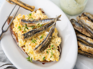 frittierte Fische mit Eiersalat