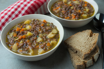 Linseneintopf mit frischem Brot