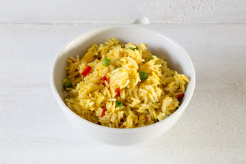 Curryreis in einer Schale