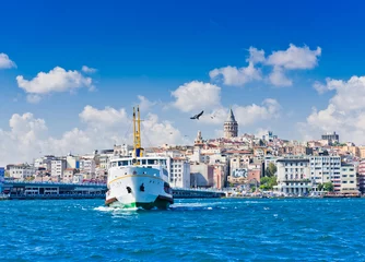 Stadtbild mit Galata-Turm über dem Goldenen Horn in Istanbul © Valeri Luzina