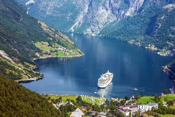 Schilderijen op glas Cruise ship into Geiranger port, Norway. © Travel Faery