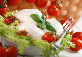 mozzarella di bufala italiana con pomodorini di pachino