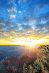 Vue du célèbre Grand Canyon au lever du soleil