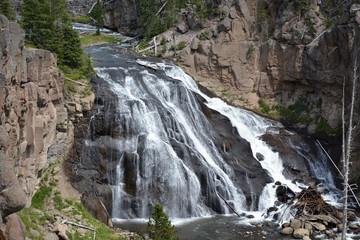 Fototapeta na wymiar Gibbons waterfalls in Yellowstone