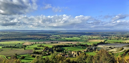 Fototapeta na wymiar Panorama de Bourgogne sur les hauteurs de Brancion.