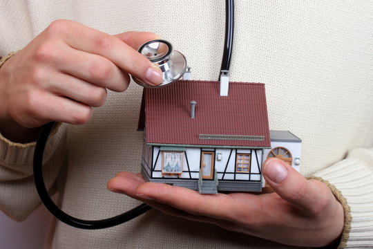 Mann h&ouml;rt Haus das er kaufen will ab, Stetoskop