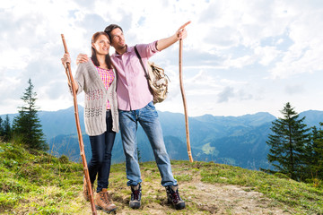 Alpen - Paar beim wandern in den Bergen