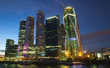 Fototapeta na wymiar Wieże MIBC z oświetlenia nocy, Moskwa