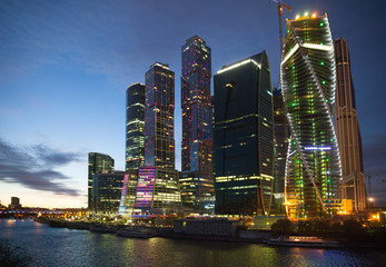 Obraz na płótnie Canvas Moscow International Business Center w godzinach wieczornych