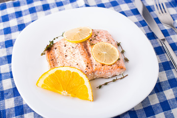 Salmon fillet with citrus and thyme