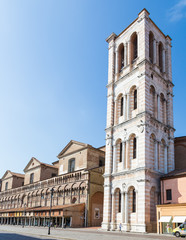 Fototapeta na wymiar romańska katedra (Duomo) w Ferrara, Włochy