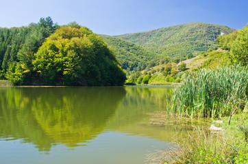 Fototapeta na wymiar One of the lakes at Semenic national park