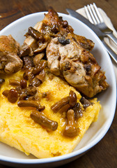 coniglio con funghi e polenta