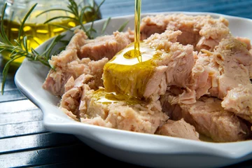 Raamstickers tonijn in olie, ingeblikt voedsel. © Lsantilli