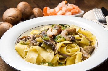 tagliatelle gamberi e funghi