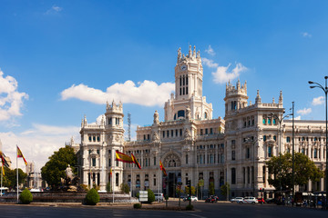 Fototapeta na wymiar Pałac komunikacie w słoneczny dzień. Madryt, Hiszpania