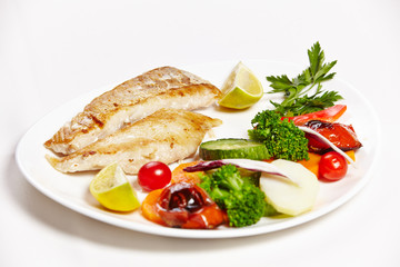 Hake filet grille with steamed vegetables