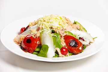 Salad of salmon pink with sautéed vegetables