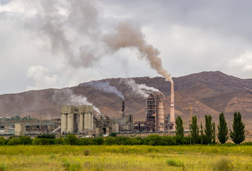 Fototapeta na wymiar Niebezpieczne i toksyczne smog stworzony przez emisje elektrowni