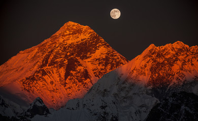 Panele Szklane  Peak Everest o zachodzie słońca w pełni księżyca.