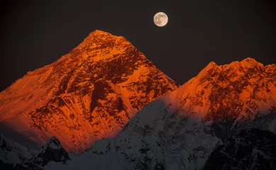 Papier Peint photo autocollant Everest Sommet de l& 39 Everest au coucher du soleil en pleine lune.