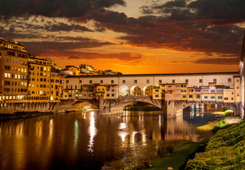 Fototapeta na wymiar Wschód słońca nad rzeką Arno i Ponte Vecchio, Florencja, Włochy