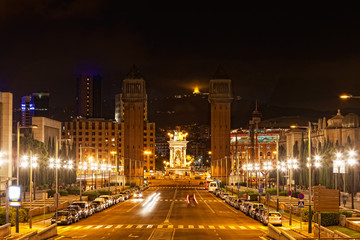 Fototapeta na wymiar Espanya w Barcelonie i Pałac Narodowy w nocy