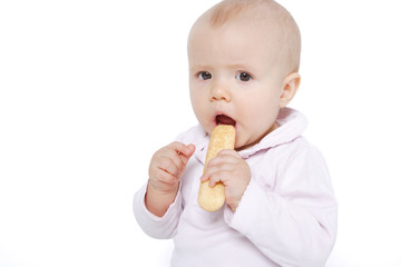 niemowlę jedzące biszkopt