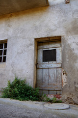 Fototapeta na wymiar Drzwi można uboczu Włochy, Piemont